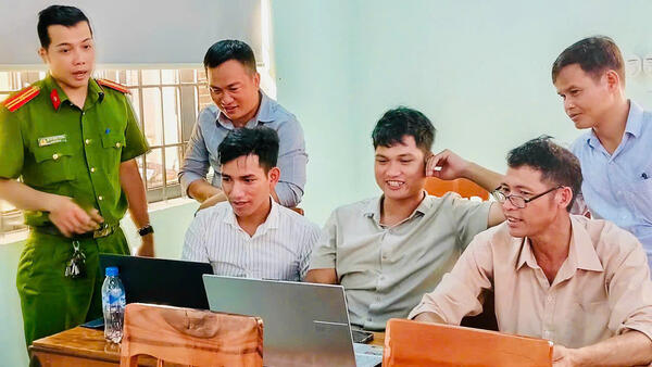 TẬP HUẤN NÂNG CAO NĂNG LỰC ỨNG DỤNG CÔNG NGHỆ THÔNG TIN, CHUYỂN ĐỔI SỐ CHO CÁN BỘ KHÔNG CHUYÊN TRÁCH Ở THÔN